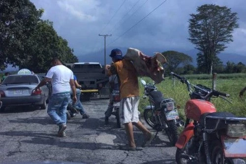 Σοκάρουν οι εικόνες από τη Βενεζουέλα: Πεινασμένοι πολίτες χτυπούν αγελάδα μέχρι θανάτου